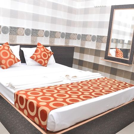 Addhuri Comforts Inn Мисор Екстериор снимка