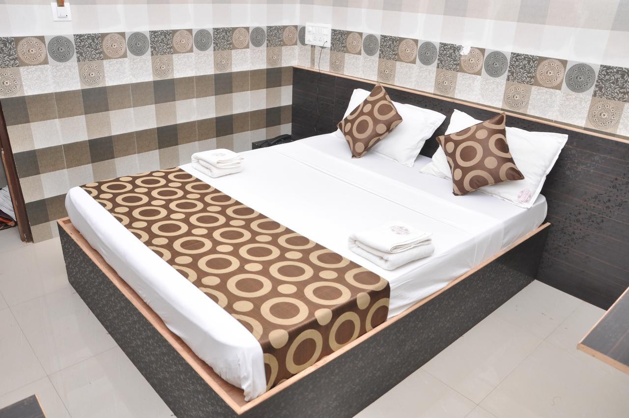 Addhuri Comforts Inn Мисор Екстериор снимка